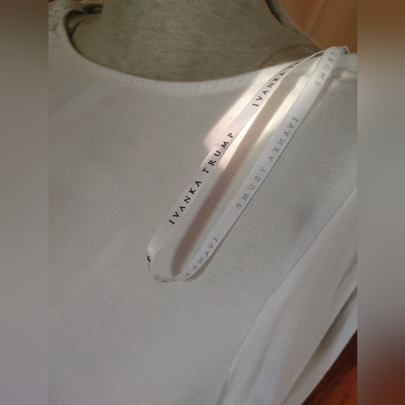 Ivanka Trump branded top blouse shirt short sleeve read for measurements - Picture 5 of 6